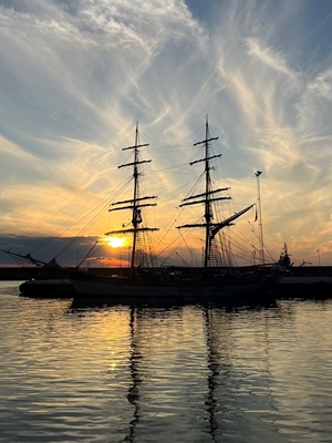 Loď při západu slunce