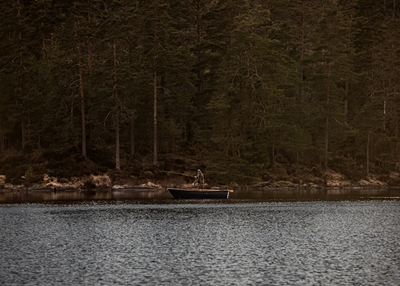 Wędkarstwo muchowe w leśnym jeziorze
