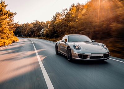 Porsche 911 sur la route