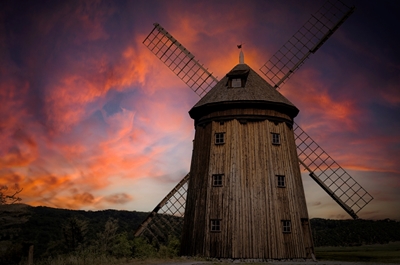 Větrný mlýn při západu slunce