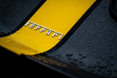 Ferrari in de regen