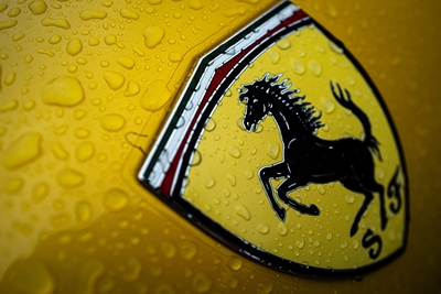Ferrari i gult