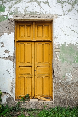 Żółte drzwi z patyną