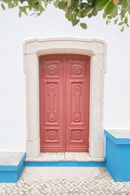 Červené dveře kostela 