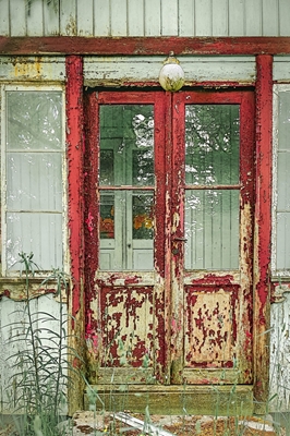 Röd dörr med patina