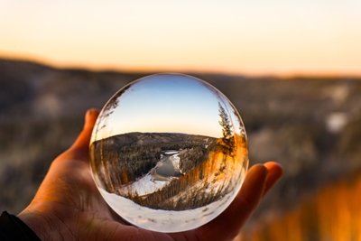 Il fiume Öreälven attraverso una sfera di vetro