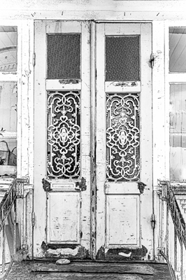 Dveře s patinou v černé a bílé barvě