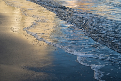 Reflets sur la plage de sable