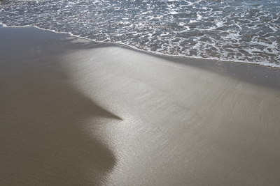 Eau de mer, reflets dans le sable