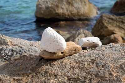 Steine und Mittelmeer