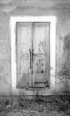 Úložné dveře v černé a bílé barvě