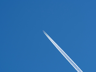 Vliegtuig tegen blauwe hemel