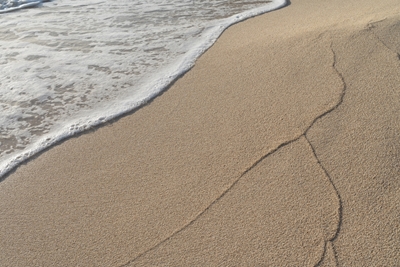 Sporen van golven op het strand