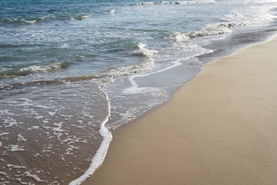 Havsvatten, vågor och sand
