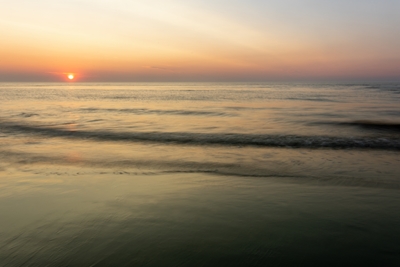 Zomerse zonsondergang aan zee