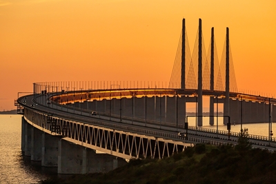 Most nad Sundem w wieczornym świetle