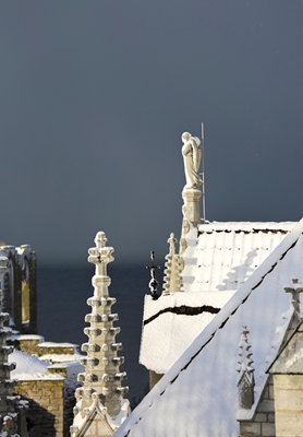 Czujny anioł Visby'ego w śniegu