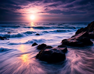 Auringonlasku meren rannalla