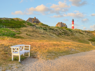 Panchina bianca a Hörnum sull'isola di Sylt