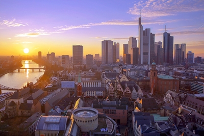 De zonsondergang van Frankfurt