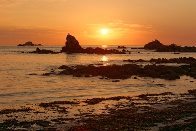 Pôr-do-sol em Cobo Bay