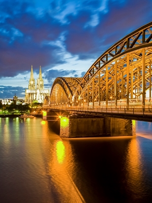 Köln med katedralen om natten
