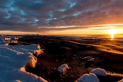 Eisiges Meer bei Sonnenaufgang