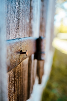 Starý železný hřebík v dveřním kování