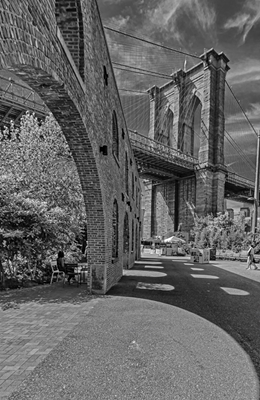 Brooklynský most v černé a bílé barvě