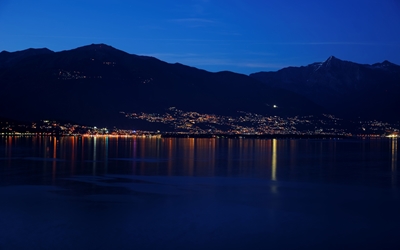 Wieczór nad jeziorem Maggiore
