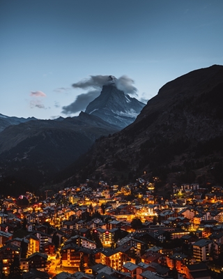 Zermatt z Matterhornem nocą