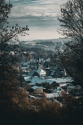 Kleines verschneites Dorf 