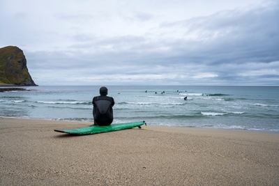 Surfare väntar på rätt våg