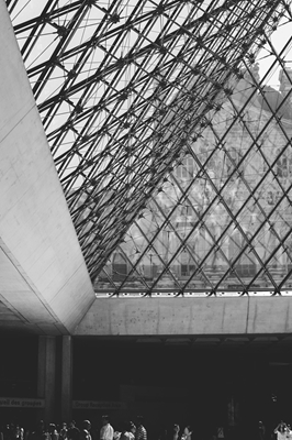 De l’intérieur de la pyramide du Louvre