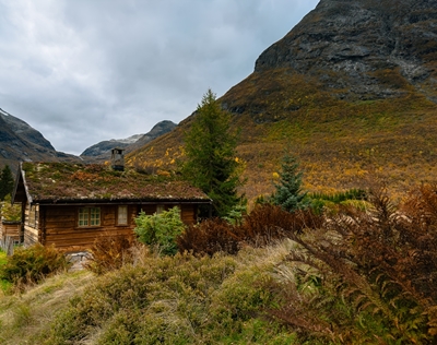 Herbst auf einer Hütte am Berg. 