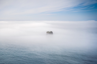 IJsland, klif in de overzeese mist