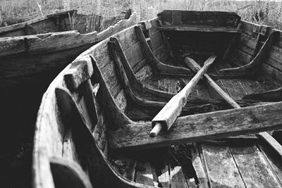 Stara łódź wiosłowa