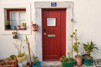 Czerwone drzwi nr. 25 w Portuga