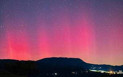 Rødt aurora borealis på himmelen