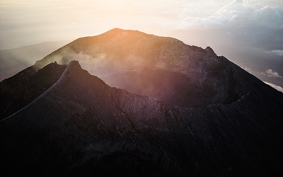 Mont Agung au lever du soleil