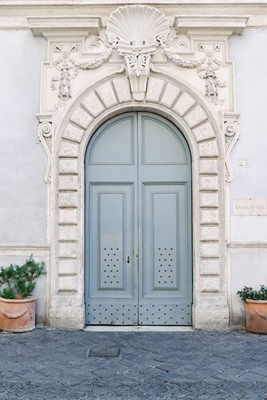 Oude blauwe deur in Rome