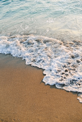 Plaża z falami na Morzu Śródziemnym
