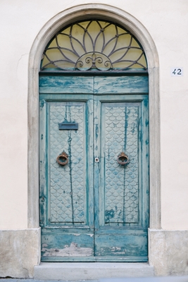 Puerta blauwe turquesa en Pisa