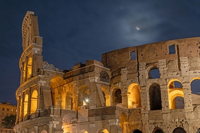 Rooma - Kuu Colosseumin yllä