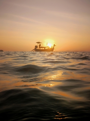Boottocht bij zonsondergang 