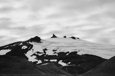 Berg med snö Island