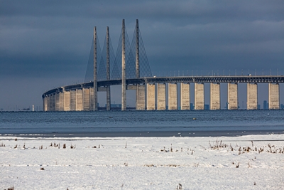 Most přes Öresund v zimní krajině