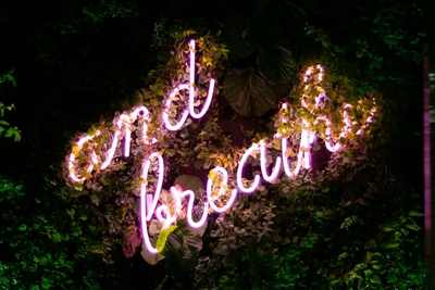 'and breathe' lila Neonschild