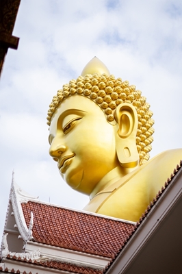 Den gylne Buddha ved tempelet