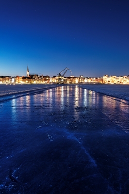 A hora azul da estrada de gelo de Luleå